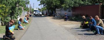 На Одещині на колінах зустрічали загиблого захисника України (фото, відео)